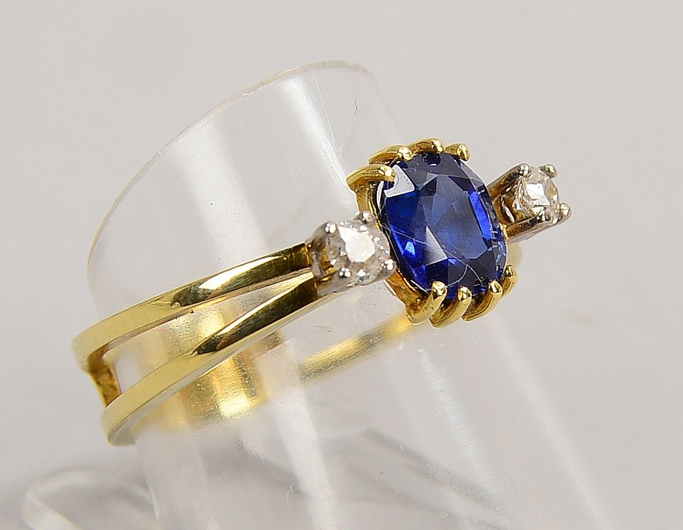 Ring, 585 GG (gest.), mit ovalem Saphir und 2x Begleitdiamanten; RG 57, Gew. 4 g
