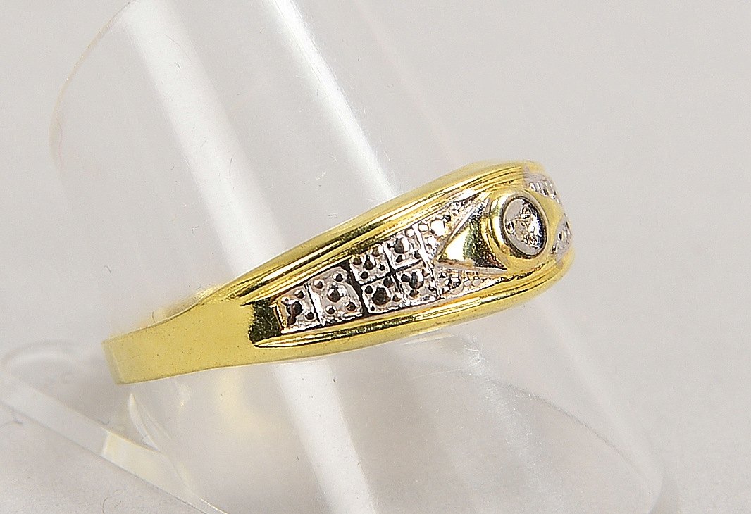 Ring, 333 GG/WG (gest.), besetzt mit kleinen Diamanten; RG 64, Gew. 1,10 g