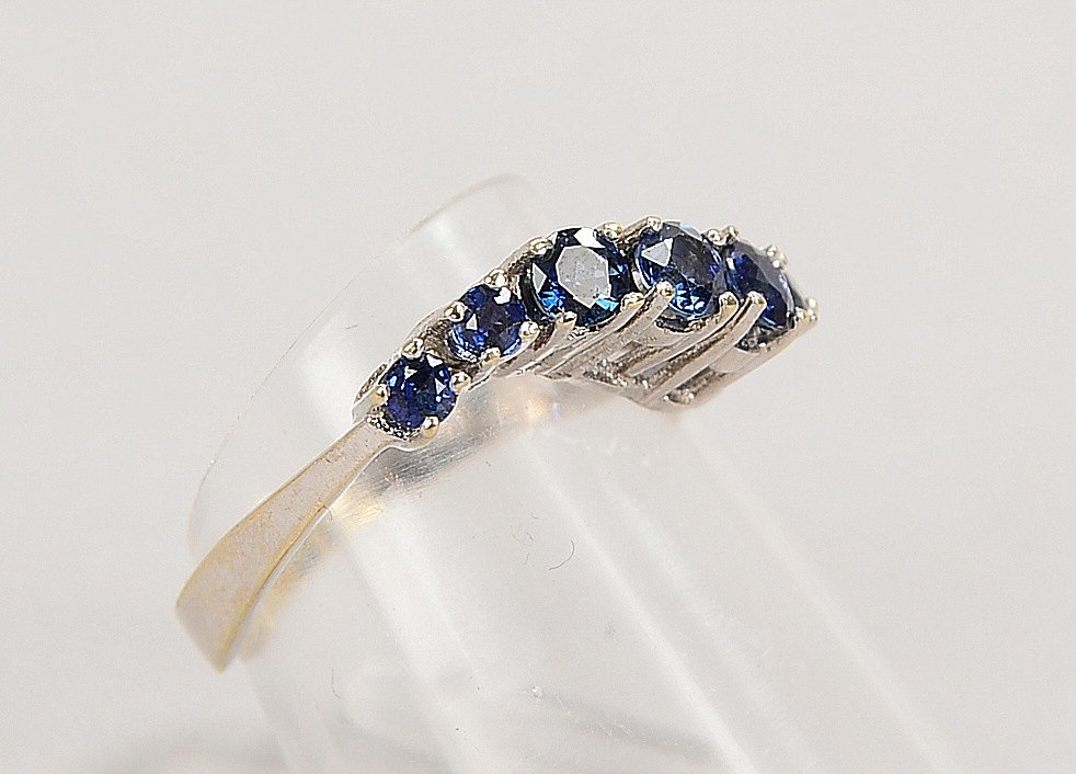 Ring, 585 GG (gest.), besetzt mit 7x kleinen Saphiren; RG 55, Gew. 3,20 g