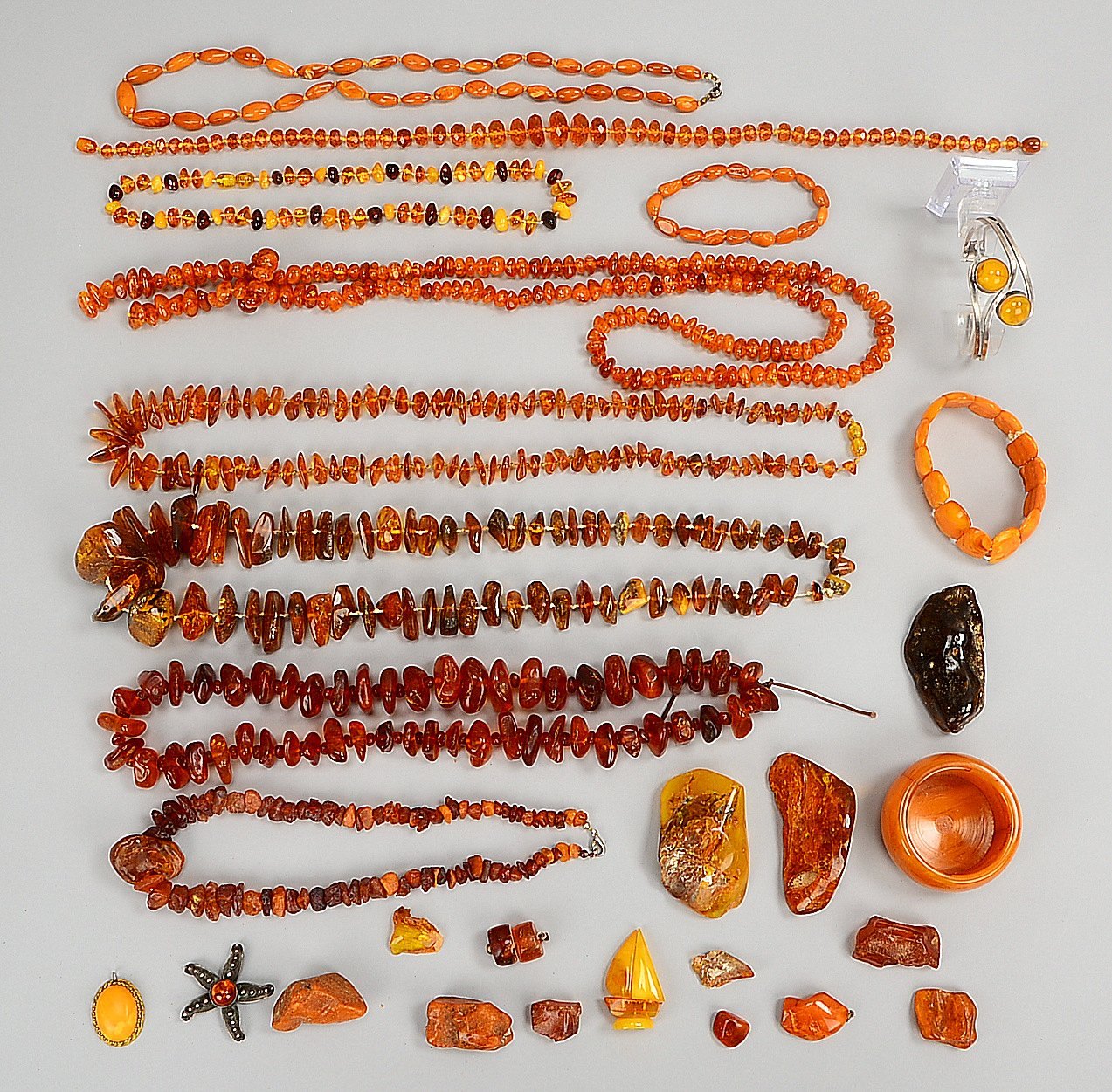Bernsteinschmuck: Halsketten, Armb., Silber-Armsp. und Brosche, kl. Brocken; Gew. 620 g