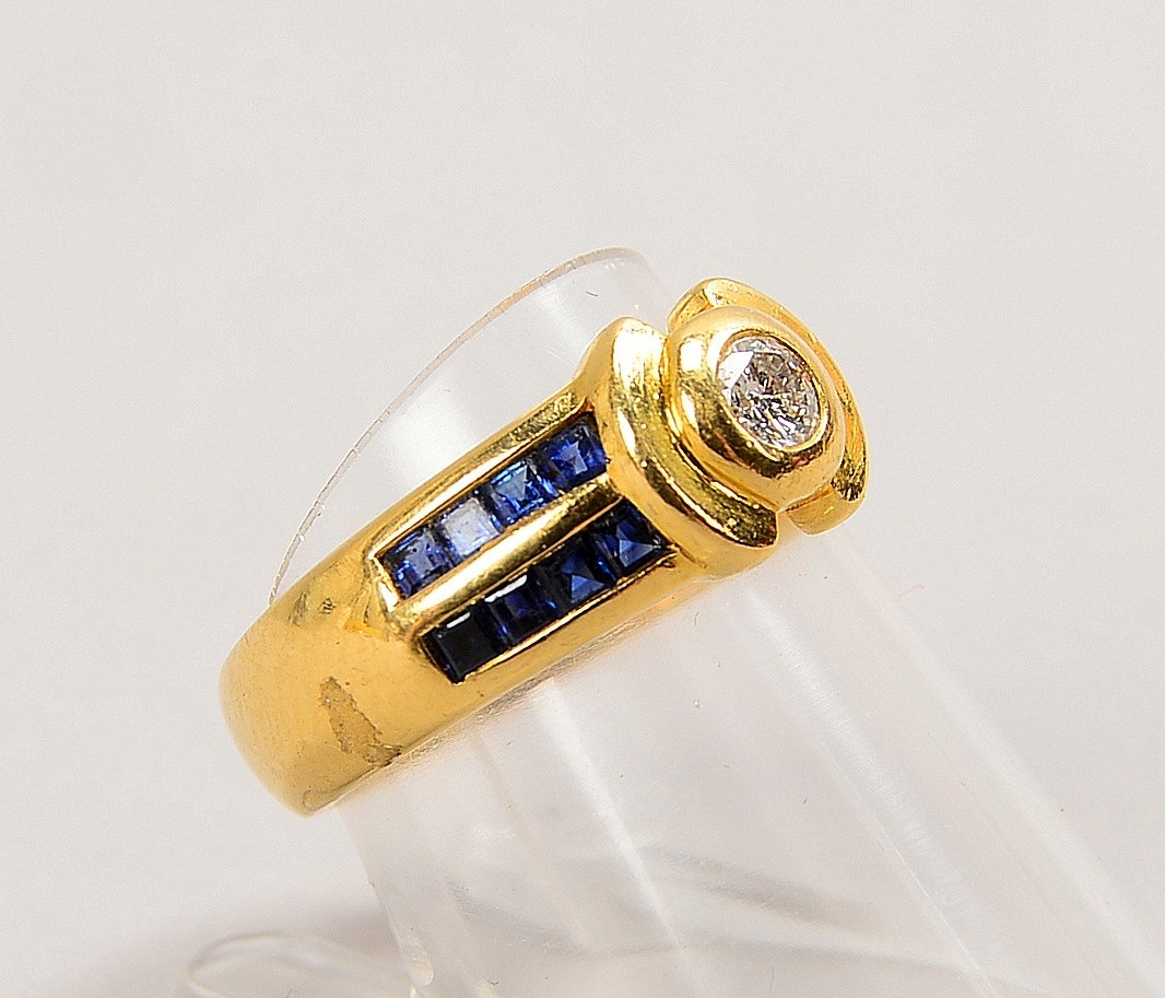 Ring, 750 GG (gest.), mit Brill./ca. 0,25 ct und 16x Saphiren im Carréschliff; RG 64, Gew. 6,80 g