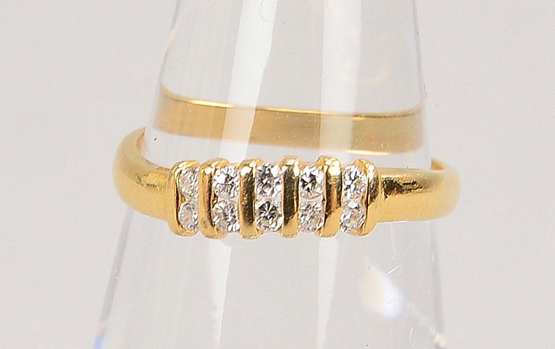 Ring, 585 GG (gest.), besetzt mit 10x kl. Brill./zus. ca. 0,10 ct; RG 49 cm, Gew. 1,40 g