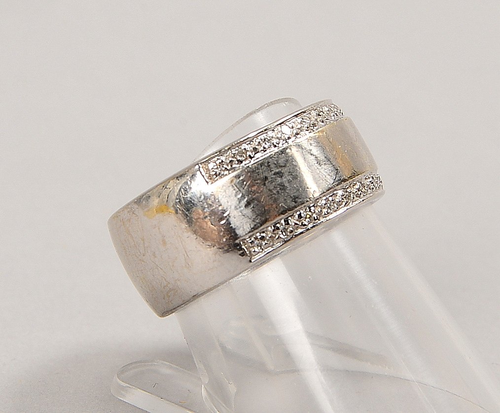 Ring, 585 WG (gest.), besetzt mit 22x kl. Diam./zus. ca. 0,10 ct; RG 54, Gew. 7,20 g