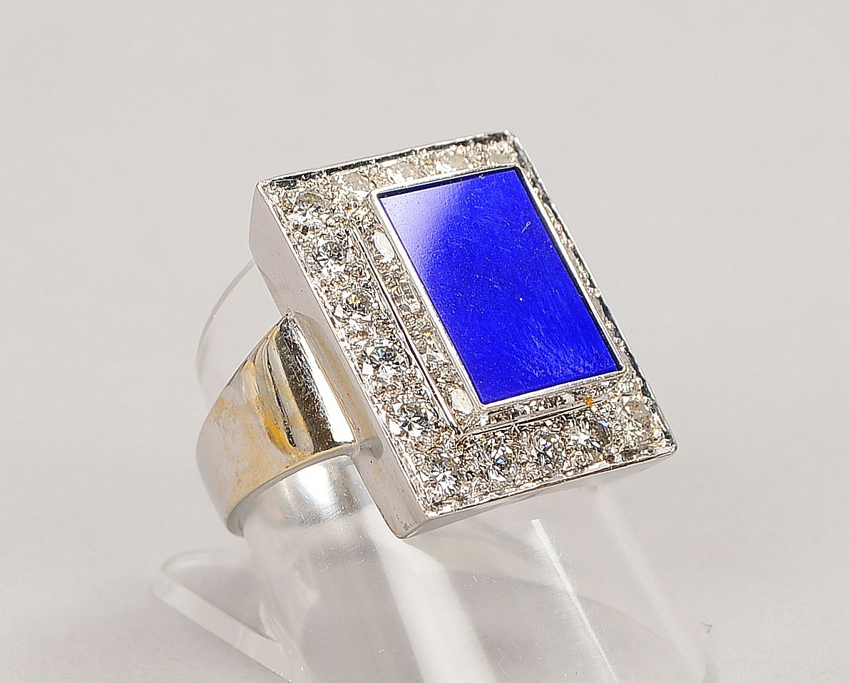Ring, 585 WG (gest.), mit Lapislazuli/ca. 5,0 ct und 18x Brill./ca. 0,88 ct; RG 58, Gew. 9 g