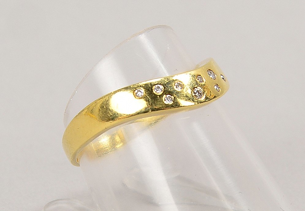 Ring, 585 GG (gest.), besetzt mit 9x kl. Diam.; RG 55, Gew. 2,50 g