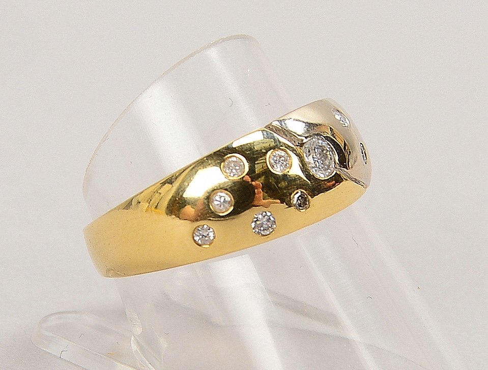 Ring, 585 GG (gest.), besetzt mit 10x kl. Diam.; RG 57, Gew. 4,10 g