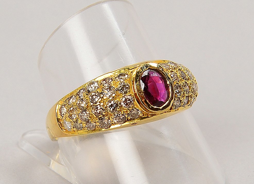 Ring, 750 GG (gest.), mit einzelnem Rubin und 42x kl. Brill./ca. 0,50 ct; RG 62, Gew. 4,20 g