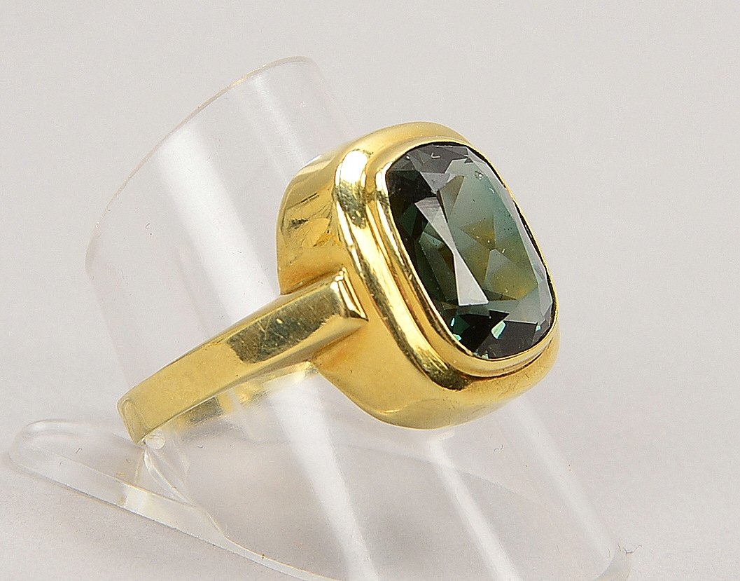 Ring, 585 GG (gest.), besetzt mit grünem Spinell; RG 62, Gew. 4,40 g