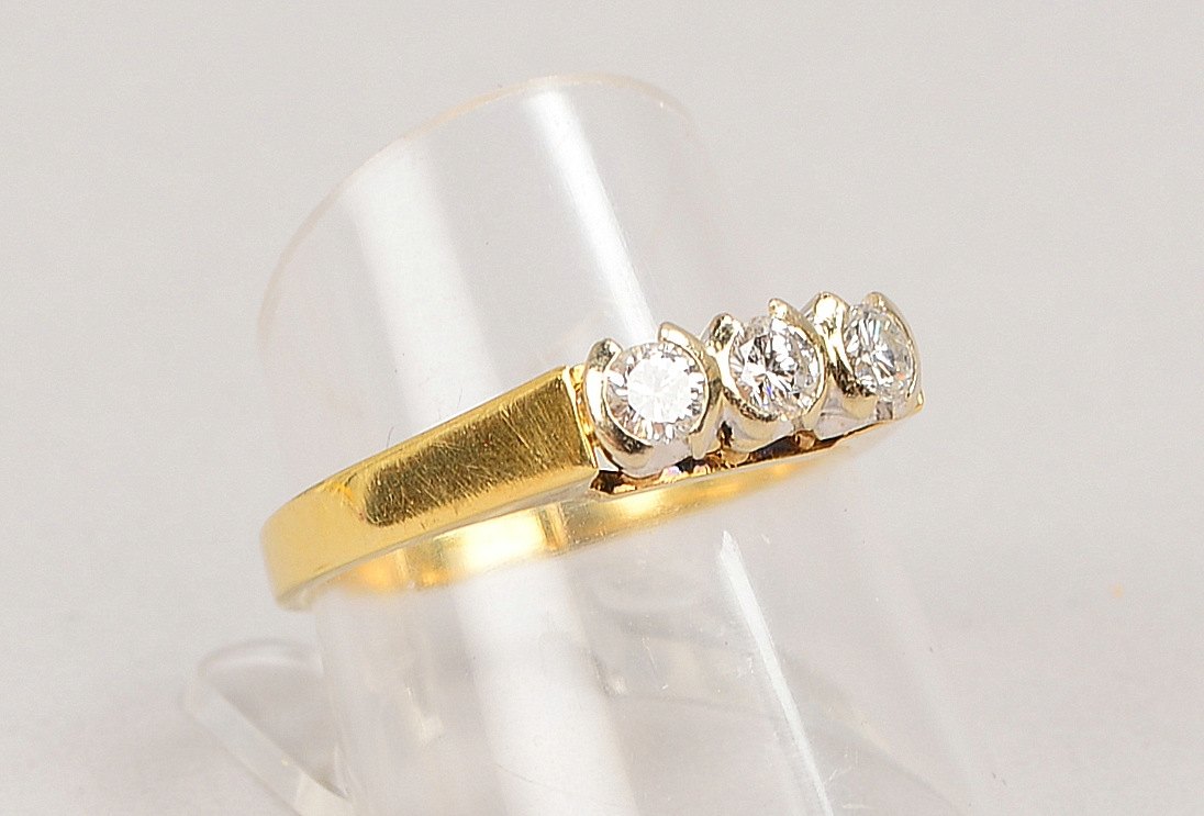 Ring, 585 GG (gest.), mit 3-f. Brillantbesatz/ca. 0,45 ct; RG 58, Gew. 3,95 g