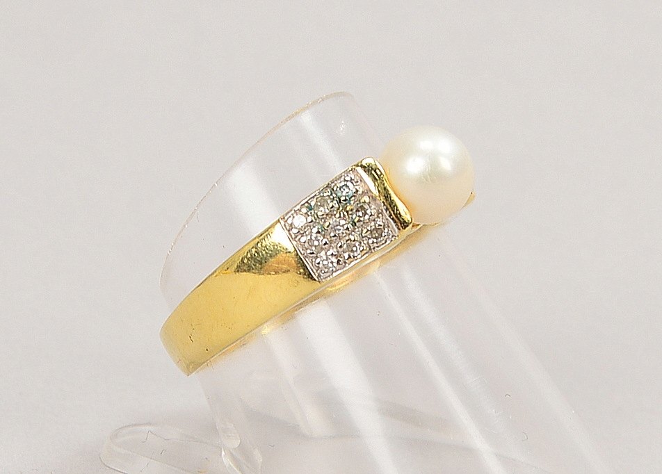 Ring, 585 GG (gest.), mit einzelner Perle und 18x Begleitdiam.; RG 55, Gew. 3,20 g