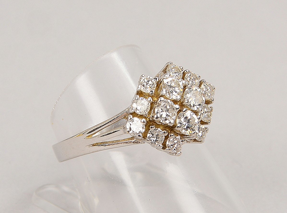 Ring, 585 WG (gest.), mit 14x Brill./ca. 1,0 ct, Farbe 'G-H', 'Si-P1'; RG 56, Gew. 4,10 g