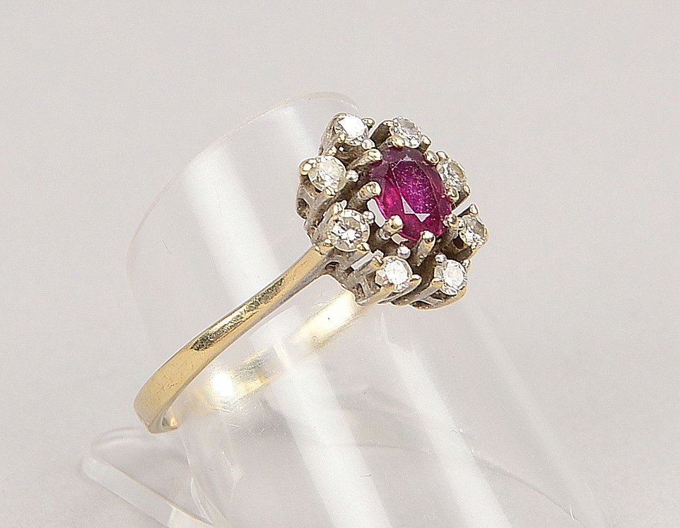 Ring, 585 WG (gest.), mit einzelnem Rubin und 8x Brill./ca. 0,24 ct; RG 57, Gew. 2,60 g