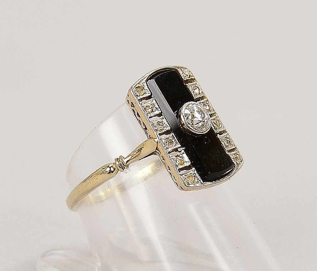 Ring, 585 GG (gepr.), Onyxplatte mit Altschliff-Diam. und 12x Diamantrosen; RG 53