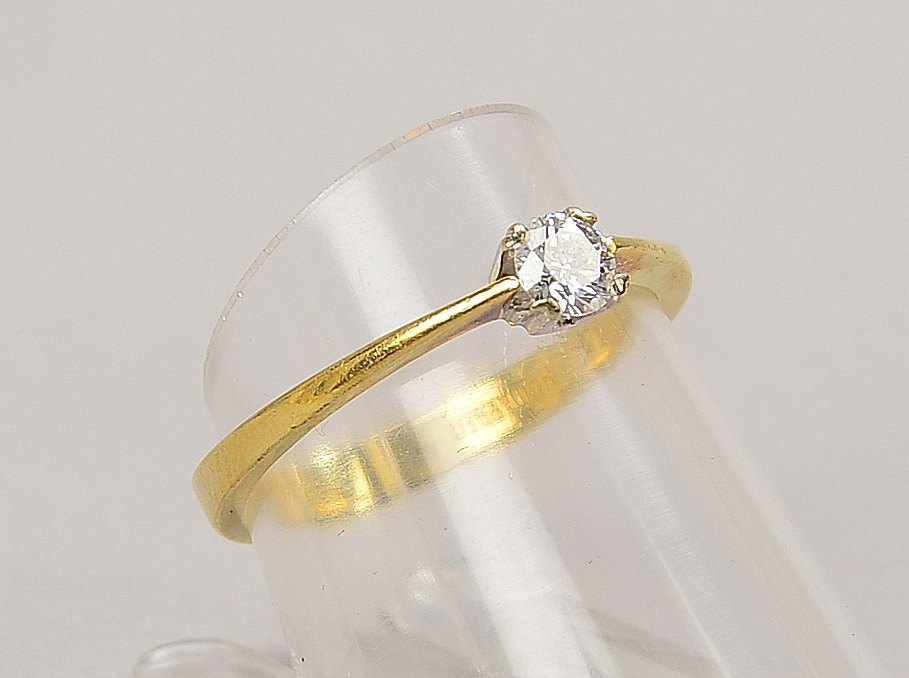 Ring, 585 GG (gestempelt), besetzt mit einzelnem Brillant von ca. 0,20 ct; RG 54, Gewicht 1,90 g