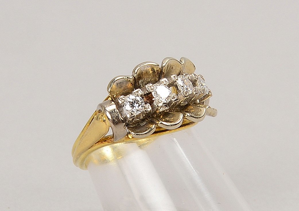 Ring, 585 GG/WG (gepr.), besetzt mit 4x kleinen Brillanten; RG 50, Gew. 5,70 g