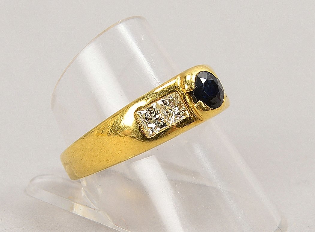 Ring, 750 GG, mit einzelnem Saphir und 4x Diam. im Prinzessschliff; RG 58, Gew. 7,40 g