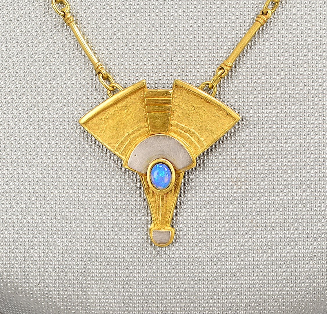 Collier, 750 GG, Anh. mit kl. Opal, verso bez. 'Manuell'; Länge Kette 40 cm, Gew. 10,60