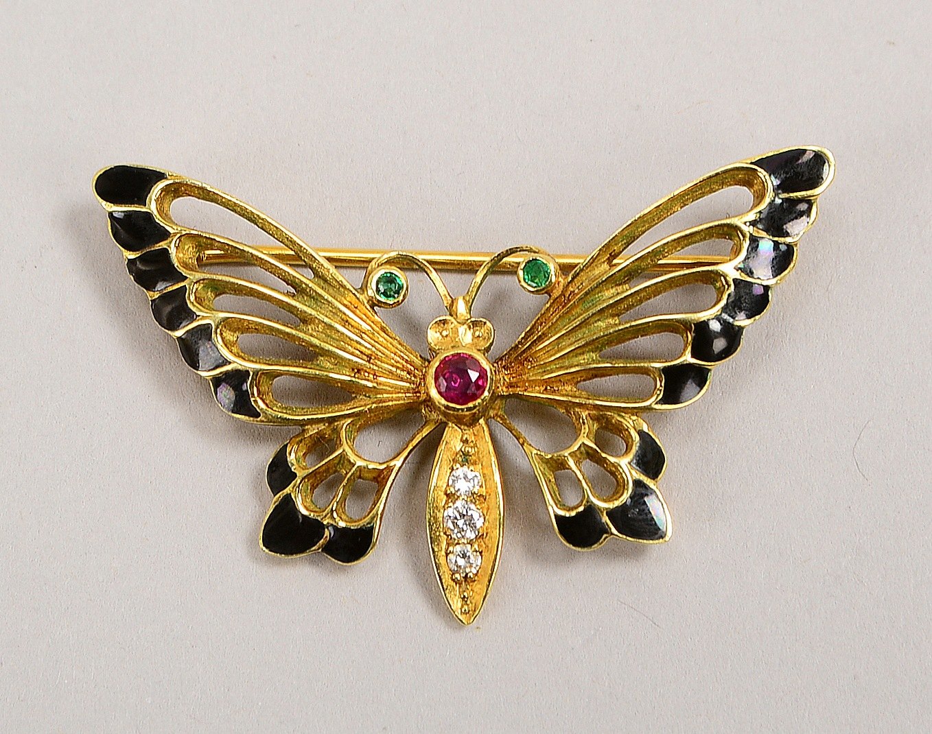 Brosche, 585 GG (gest.), 'Schmetterling', part. emaill., mit kl. Diam., Smaragden und kl. Rubin