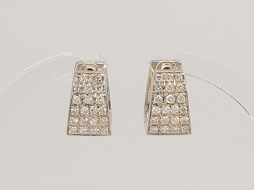 Paar Creolen, 585 WG (gest.), mit 42x Brill./ca. 0,84 ct, mittig scharn.; Gew. 7,50 g