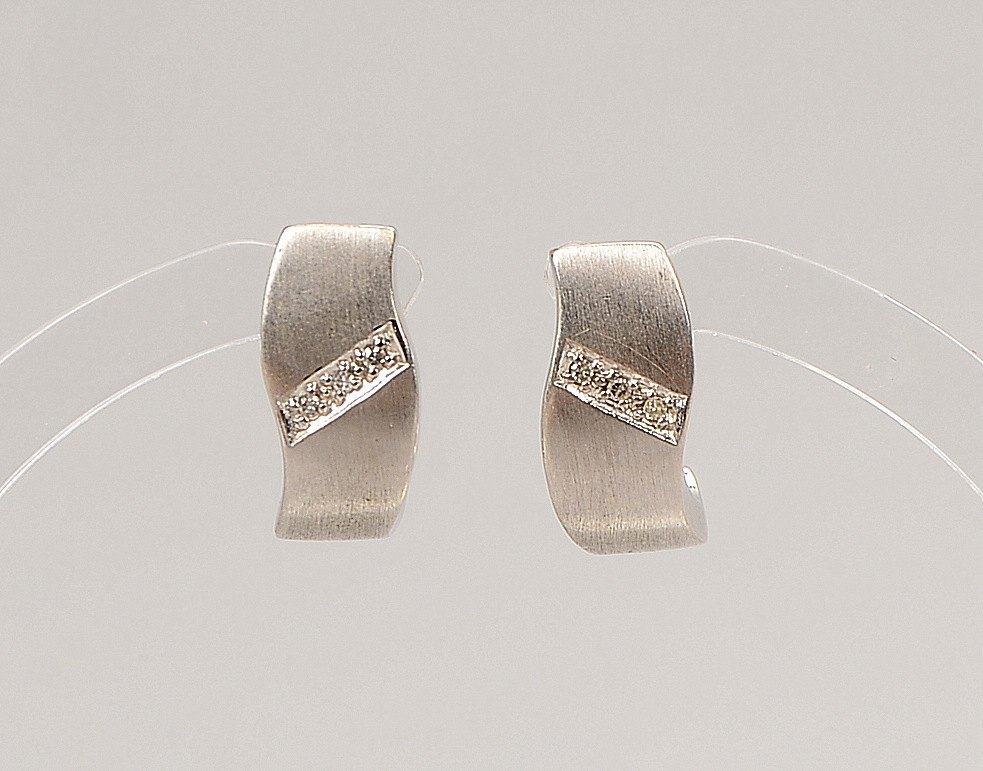Paar Ohrstecker, 585 WG (gest.), jeweils mit 3x kl. Diam.; Länge 15 mm, Gew. 5 g