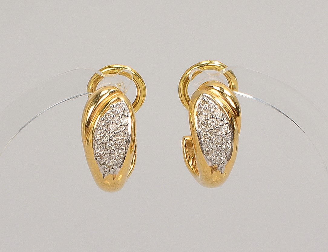 Paar Ohrclips, 585 GG/WG (gest.), jeweils mit 10x kl. Diam.; Länge 17 mm, Gew. 7,20 g