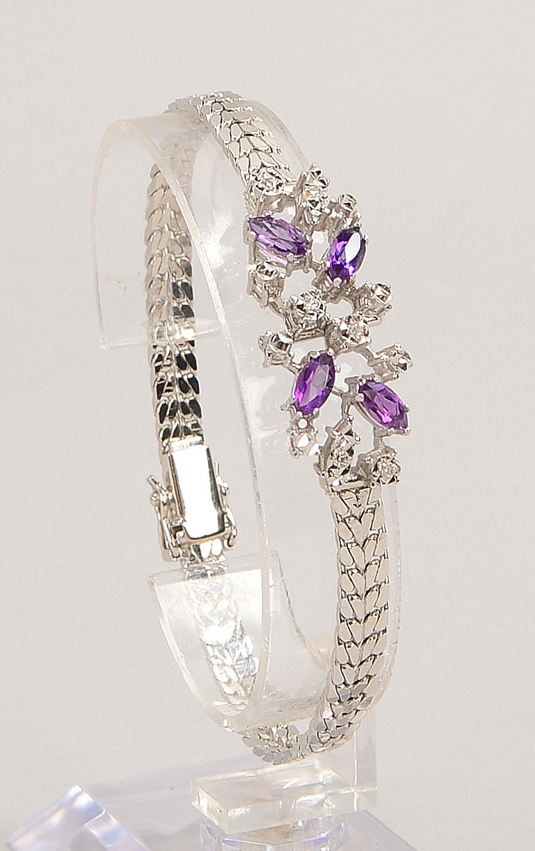 Armband, 585 WG (gest.), mit 4x Ameth. und 6x kl. Diam., mit Steckschl.; Gew. 19,50 g