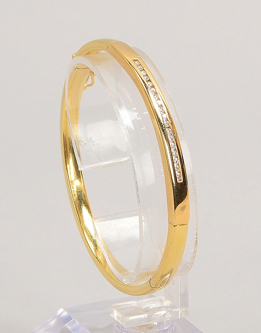 Armreif, 585 GG (gest.), mit 18x kl. Brill./ca. 0,27 ct, mit Steckschl.; Gew. 12 g