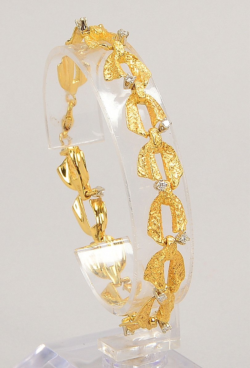 Armband, 750 GG (gest.), mit 14x kl. Brill./ca. 0,42 ct, mit Karabinerschl.; Gew. 19,75 g