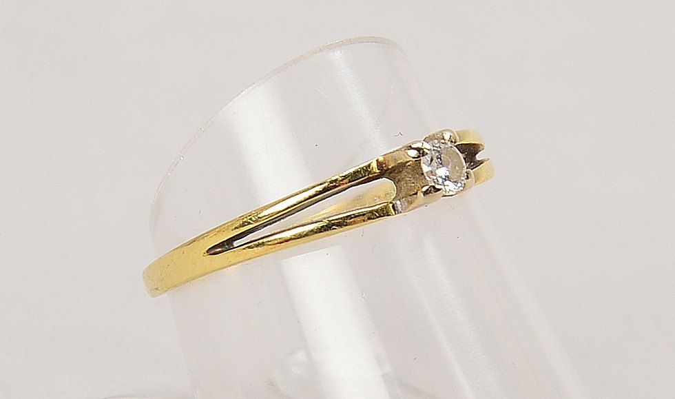 Ring, 585 GG (gest.), besetzt mit einzelnem kl. Brill./ca. 0,10 ct; RG 55, Gew. 1,30 g