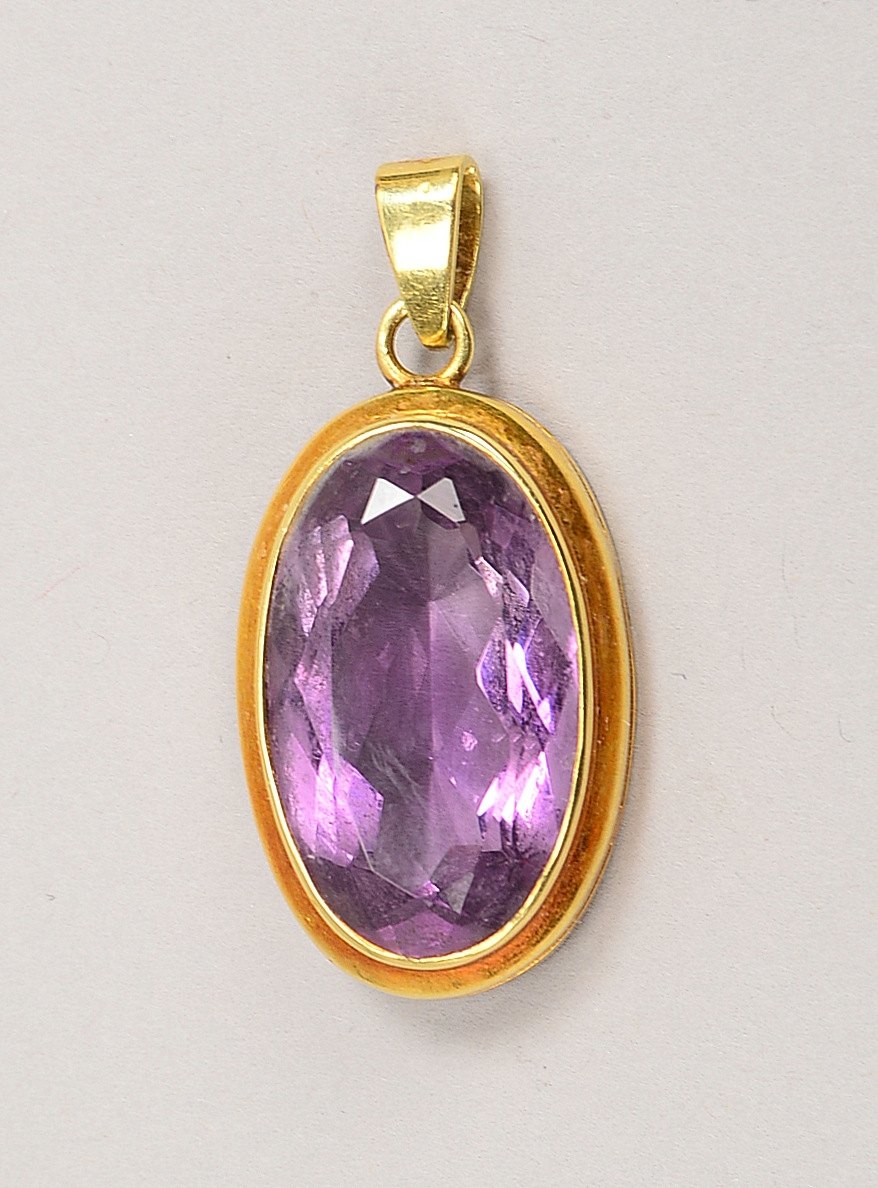 Anh., 585 GG (gest.), mit fac. Amethyst im Ovalschliff; Maße 16 x 25 mm, Gew. 6 g