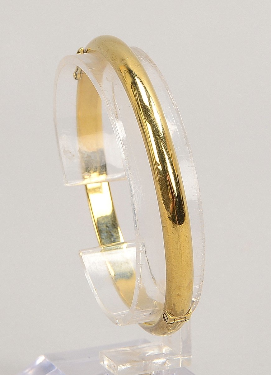 Armreif, 333 GG (gest.), Schiene mittig scharniert, mit Fülllöchern; Innenmaße 5,5 x 6 cm