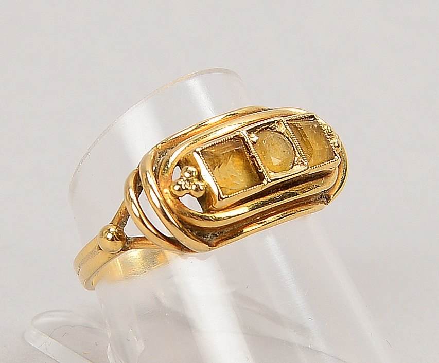 Ring, 585 GG (gest.), mit 3-f. Citrinbesatz; RG 57, Gew. 3,90 g (Steine mit Abrieb)