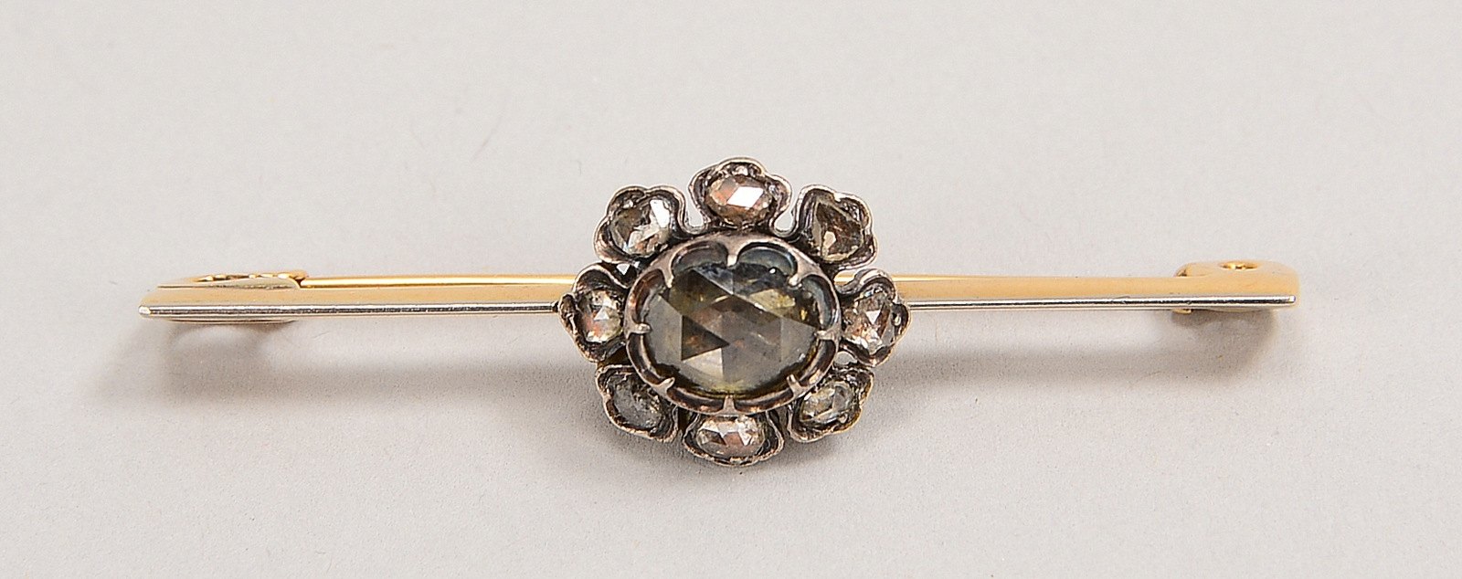 Brosche, 585 GG (gepr.) und Silber, mit 9x Diamantrosen; Länge 5 cm, Gew. 5 g