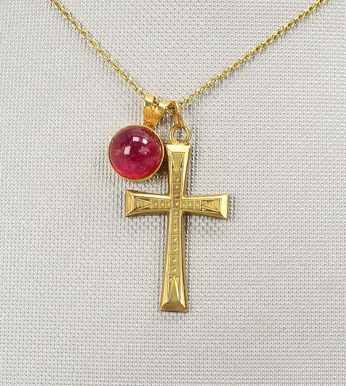 Halskette mit Rubin-Anh., 585 GG, Gew. 2,90 g; und 333 GG-Anh. 'Kreuz', Gew. 0,80 g
