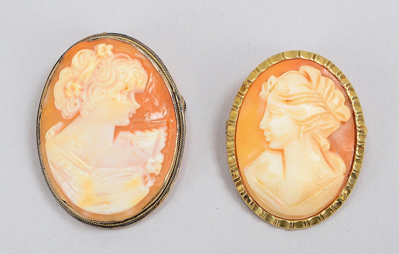 2 Broschen mit Kamée-Besatz, geschn. 'Frauenportraits': 1x Silber gef./1x 375 GG gef.
