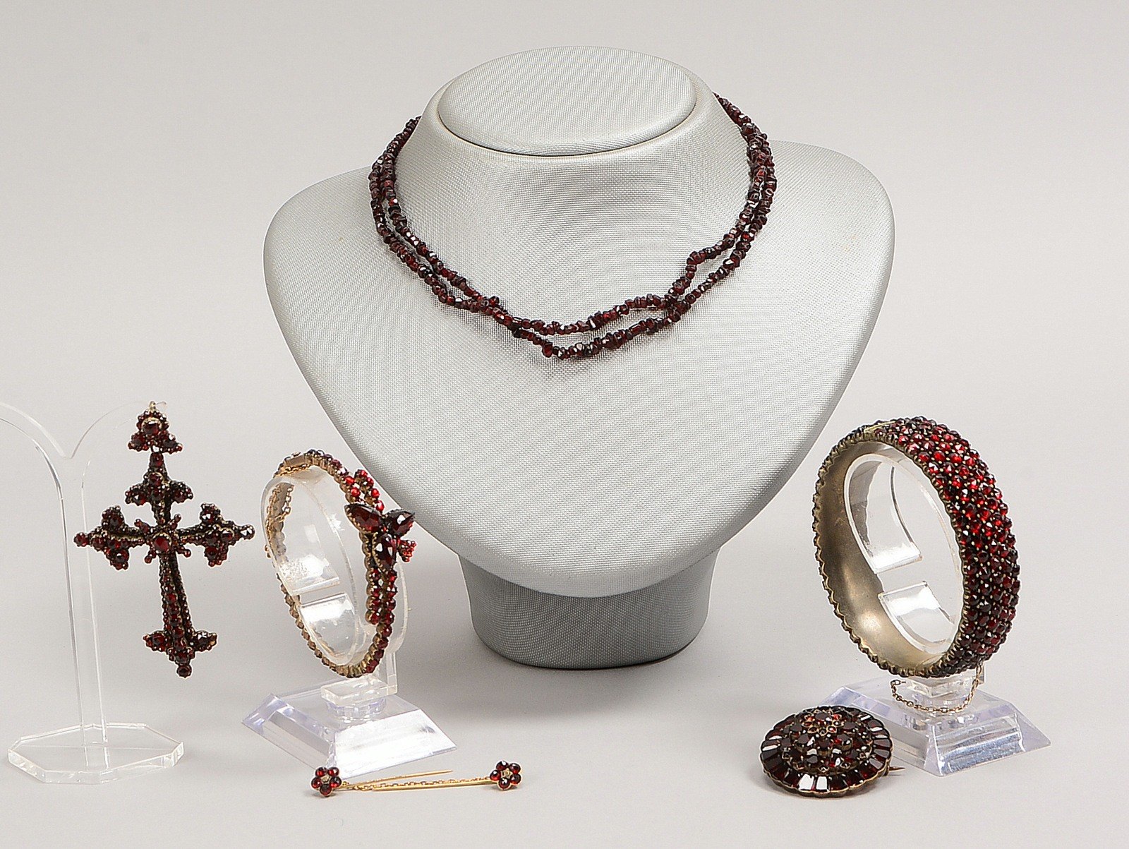 Granatschmuck, 6 Teile: Halskette, Anh. 'Kreuz', 2x Armreife, Brosche und Hutnadel