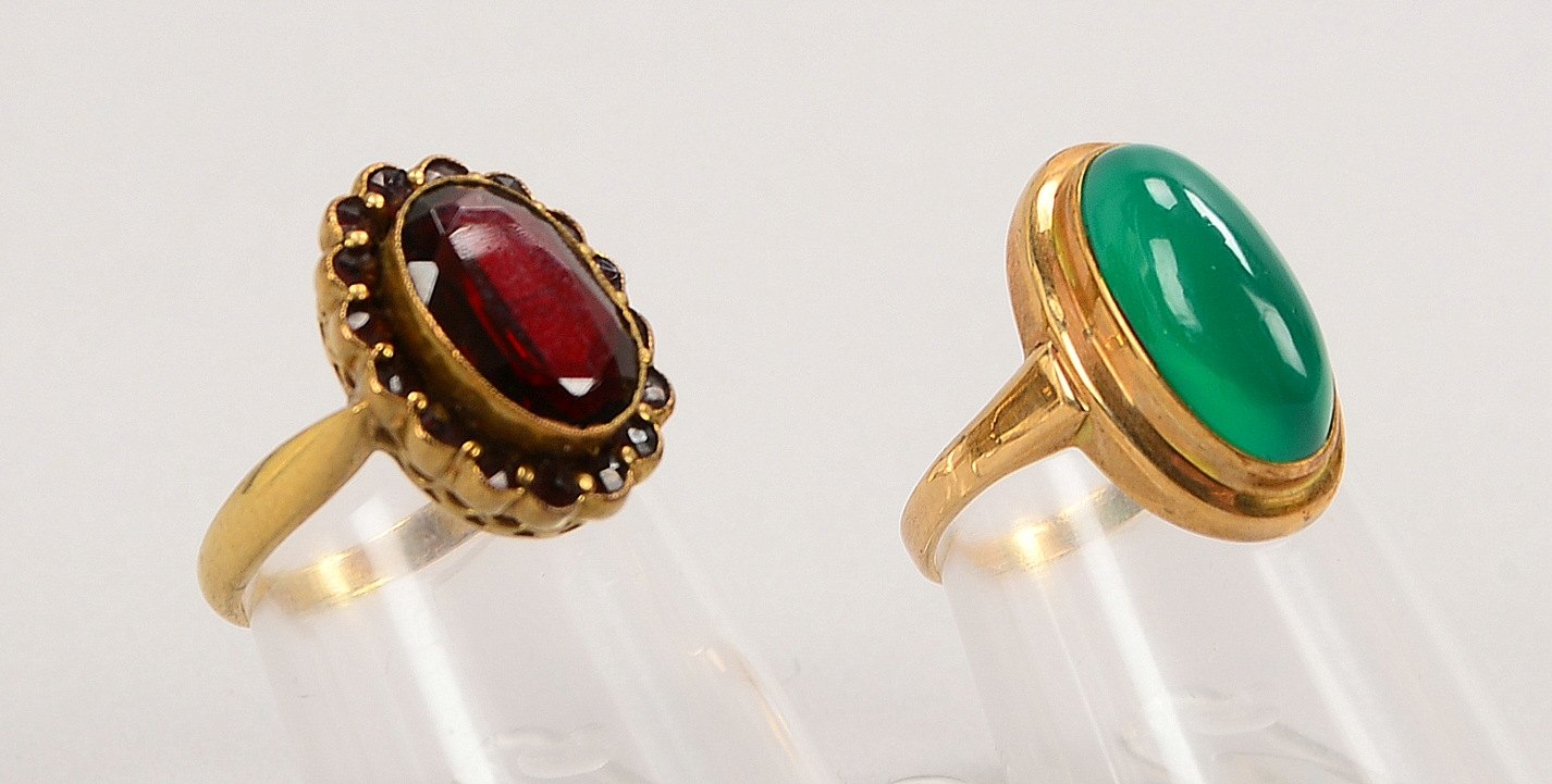 2 Ringe, 333 GG (gest.), mit Granatbesatz/Jadeit-Besatz, RG 51/52; Gew. 6 g