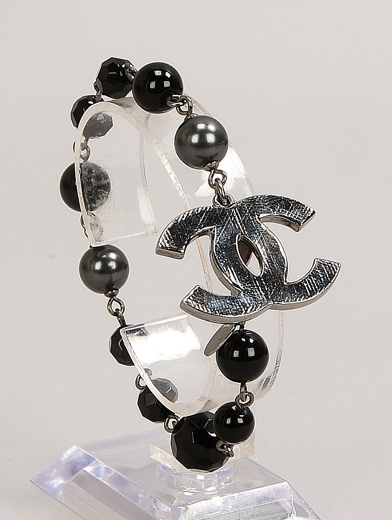 Chanel, Armband, Perlenbes. in Schwarz/Anthrazit, Karabinerschl., mit 'CC'-Logo, orig. Etui