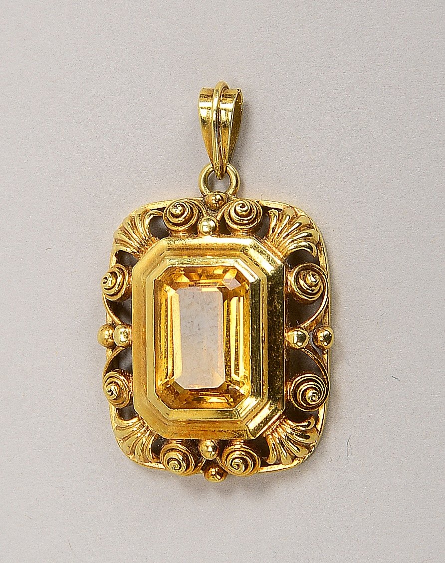 Anhänger, 585 GG (gest.), besetzt mit einzelnem Citrin; Maße 2 x 2,5 cm, Gew. 6,80 g
