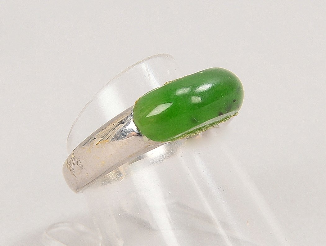 Ring, 333 WG (gest.), mit Jadeit-Besatz, Stein im Cabochonschliff; RG 55, Gew. 4 g