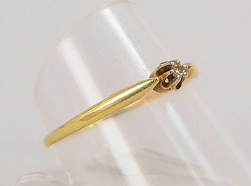 Ring, 585 WG (gest.), mit kl. Diam., Stein im Achtkantschliff; RG 57, Gew. 1,50 g