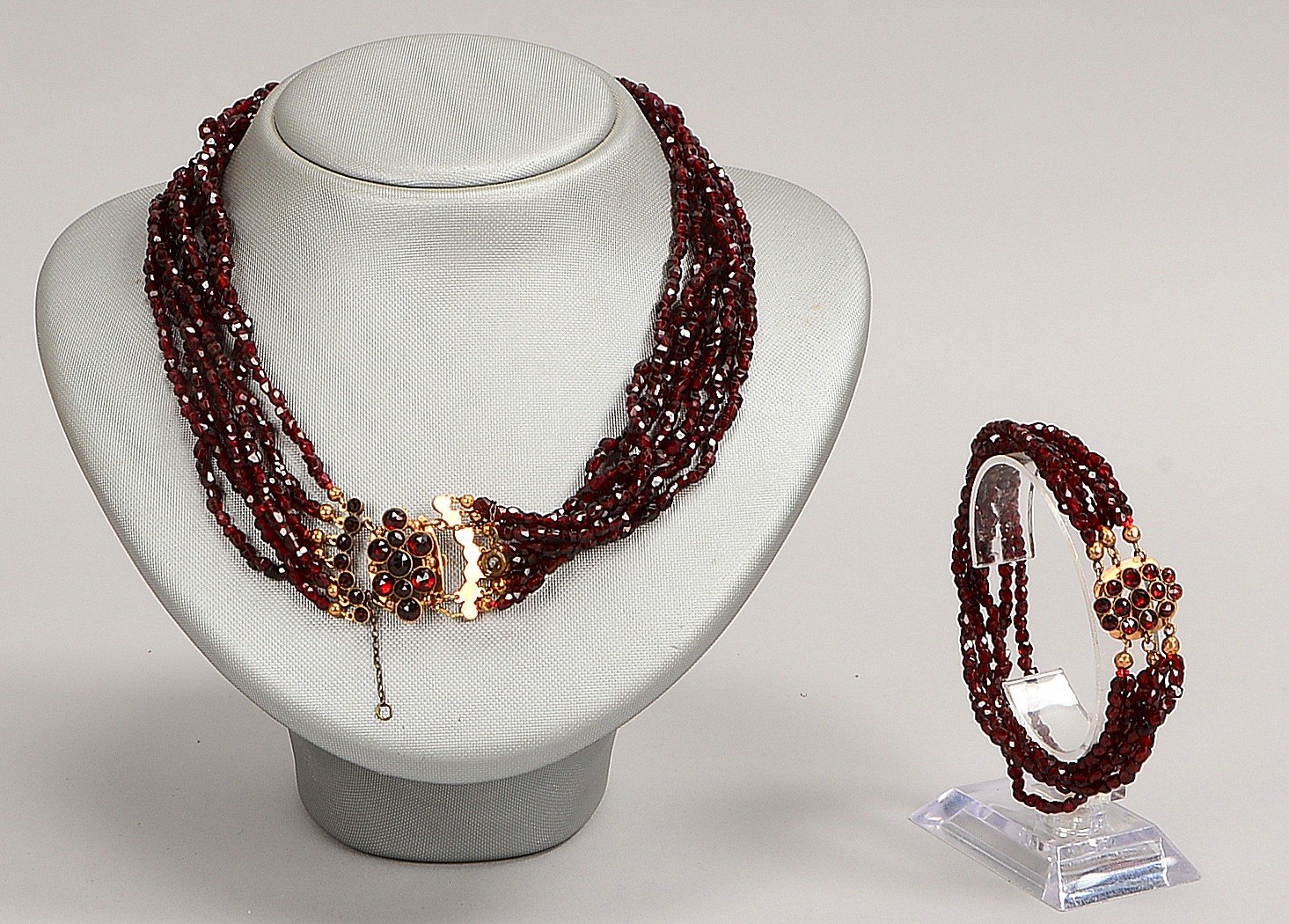 7-strängige Granat-Kette, Länge 40 cm, und 6-str. Granat-Armband, Länge 19 cm