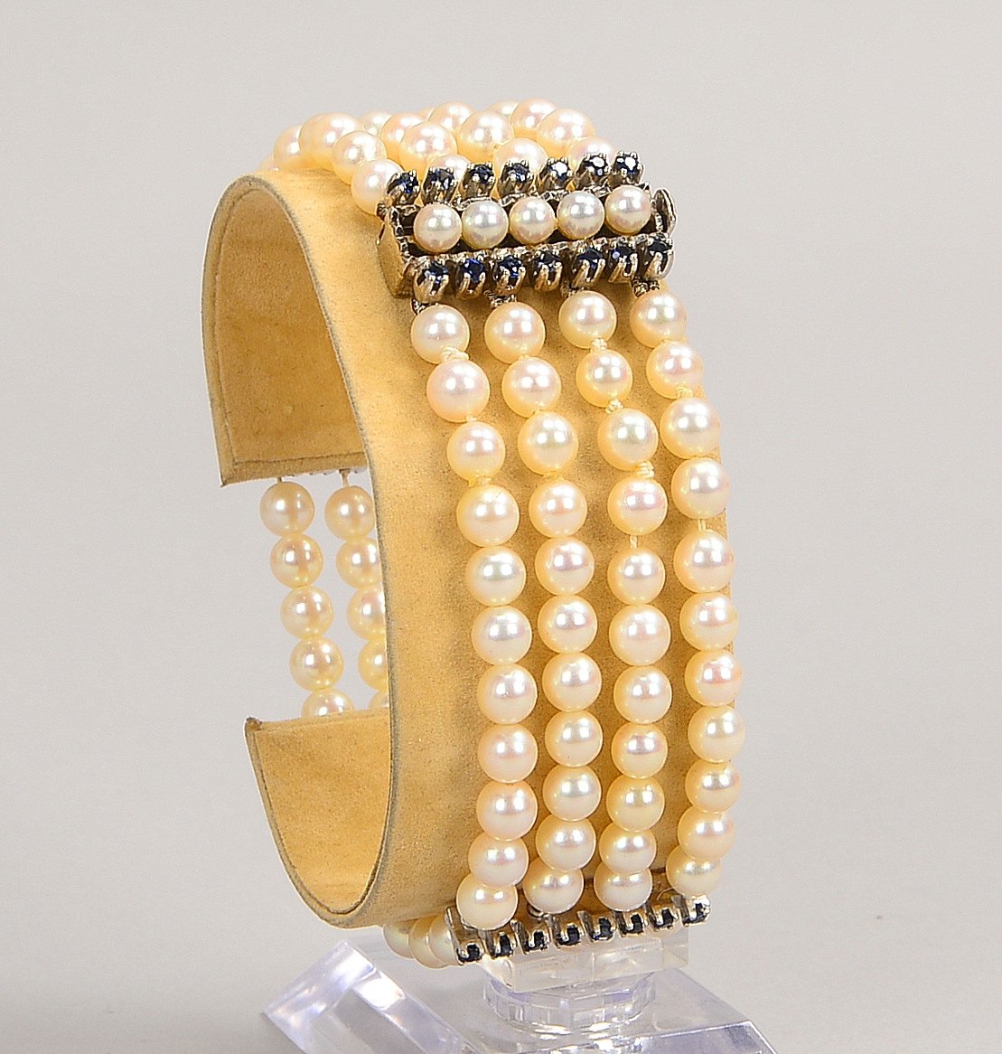 Armband, 4-str., Perlen und Saphire, 750 GG-Zwischenstäbe/Schließe; Breite 2,5 cm
