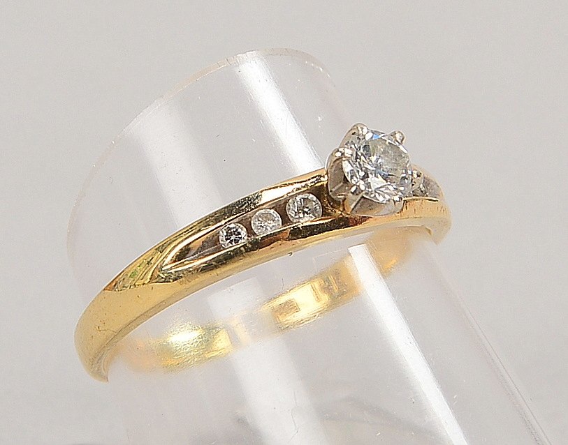 Ring, 585 GG (gest.), mit Brill./ca. 0,20 ct, und 6x kl. Begleitdiam.; RG 56, Gew. 2,40 g