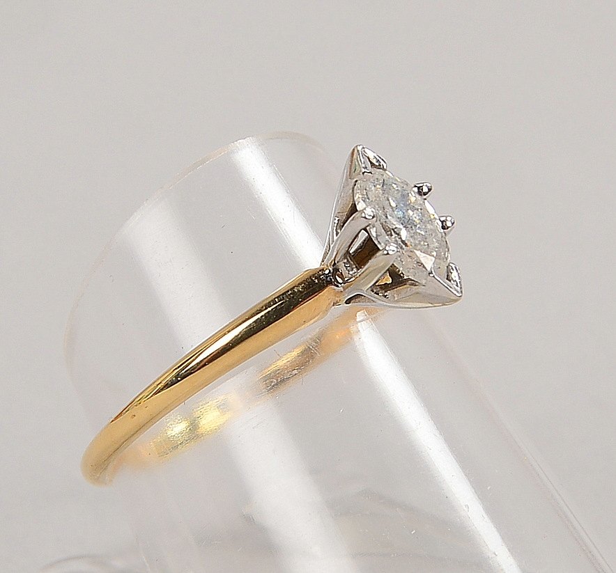 Ring, 585 GG (gest.), mit Diam. im Navetteschliff/ca. 0,36 ct, Weiß, 'Si'; Gew. 2,40 g