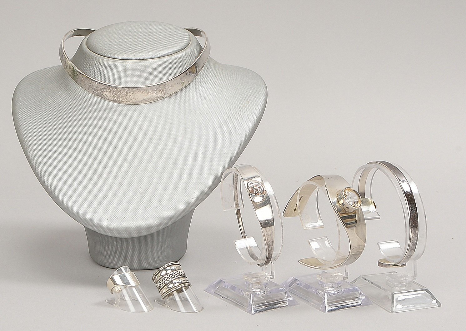Silberschmuck, teils mit Steinbes.: Halsreif, Armreif, 2 Armspangen, 2 Ringe; Gew. 118 g