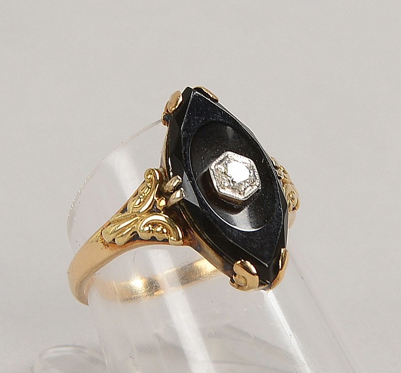 Ring, 585 GG (gest.), mit Onyxplatte, besetzt mit kl. Diam.; RG 56, Gew. 3,60 g