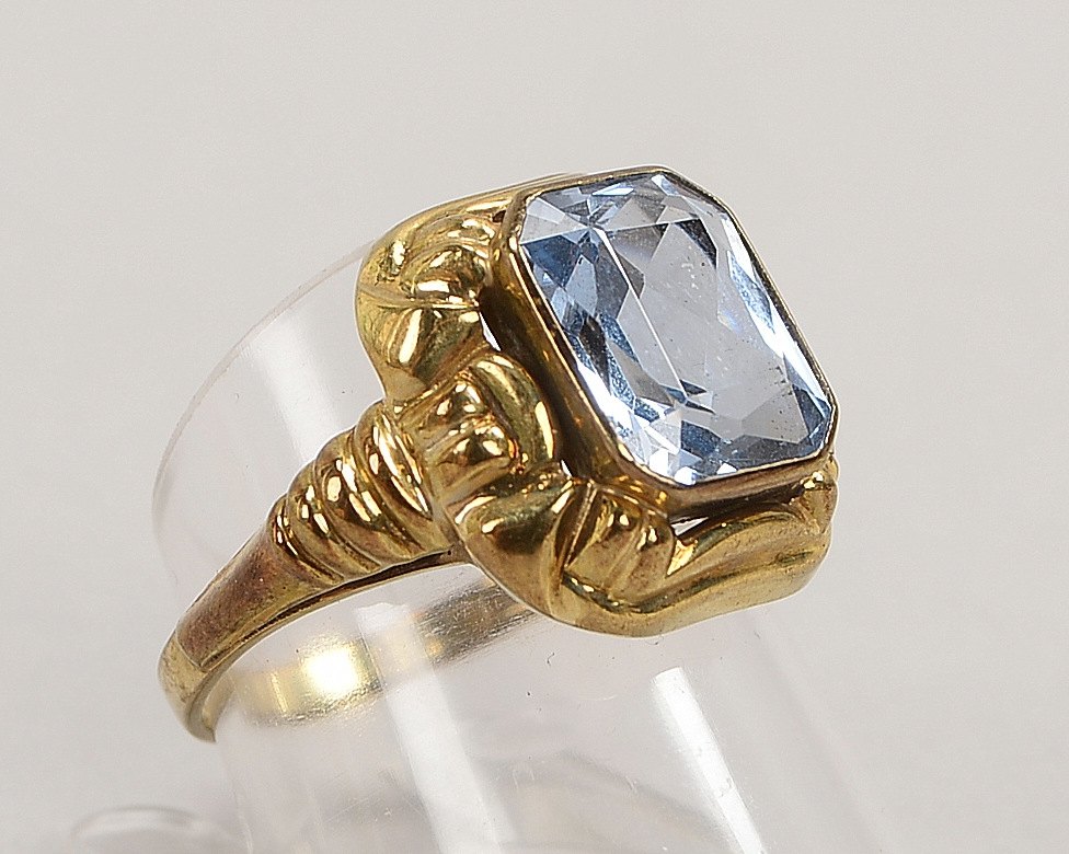 Ring, 333 GG (gepr.), besetzt mit einzelnem Blautopas; RG 57, Gew. 3,95 g