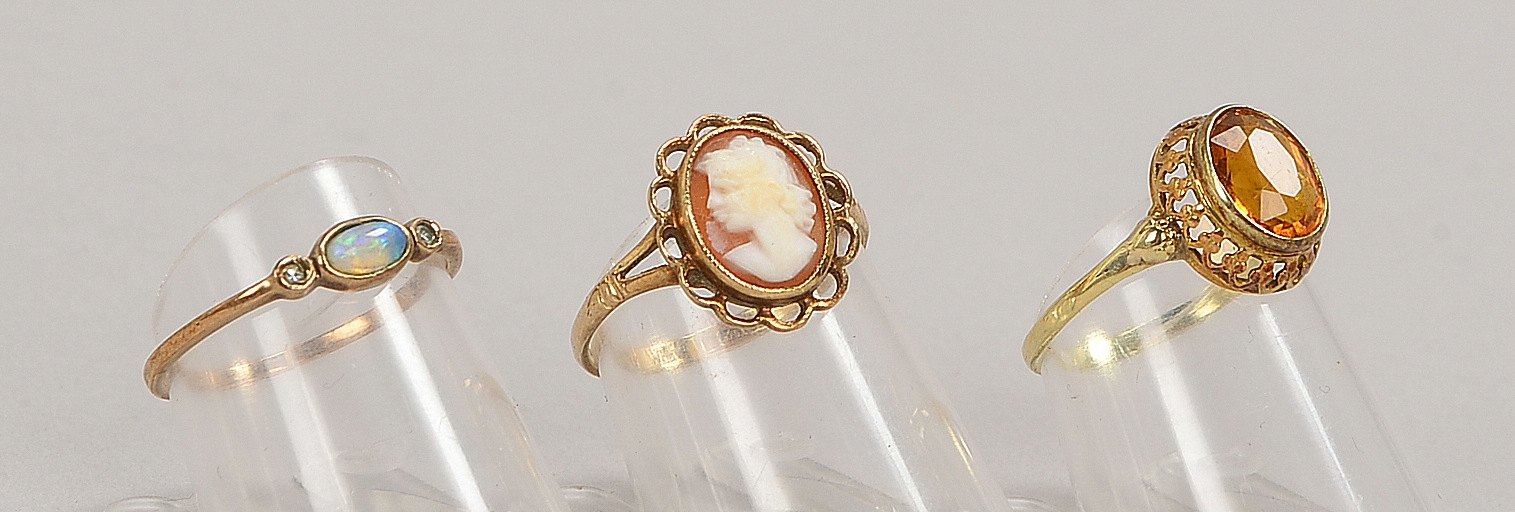 3 Ringe, 333 GG (gest./gepr.), untersch. Steinbes. (Opal, Citrin, Muschel); Gew. 4,30 g