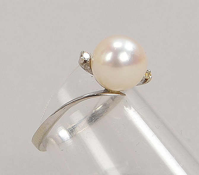 Ring, 750 WG (gest.), besetzt mit einzelner Perle und 2x Begleitdiam.; RG 53, Gew. 2,80 g